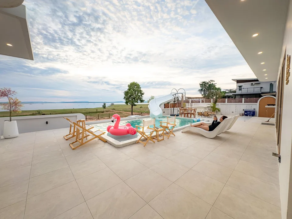บรรยากาศสระว่ายน้ำและวิวจาก TARA Pool Villa